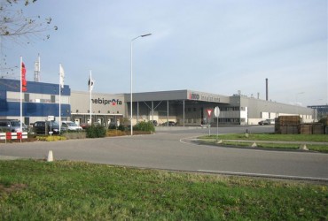 Diverse uitbreidingen productie- en distributiehallen te Moerdijk