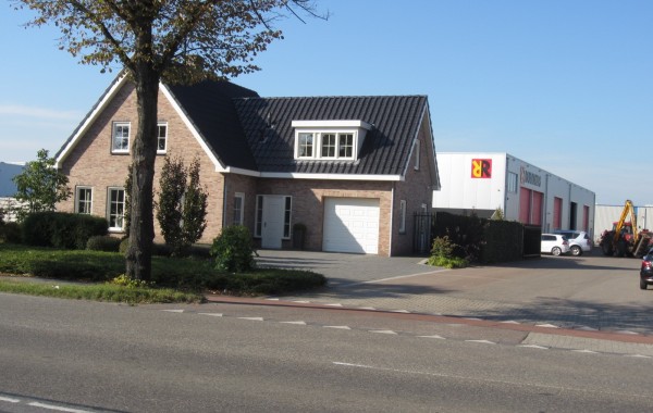 Woning met bedrijfshal te Roosendaal