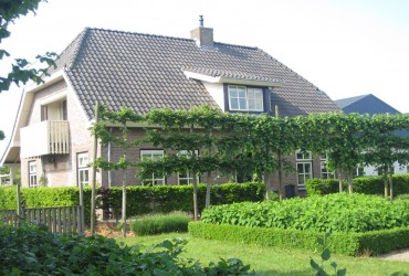 Boerderijwoning met opslagloodsen te Zevenbergschenhoek